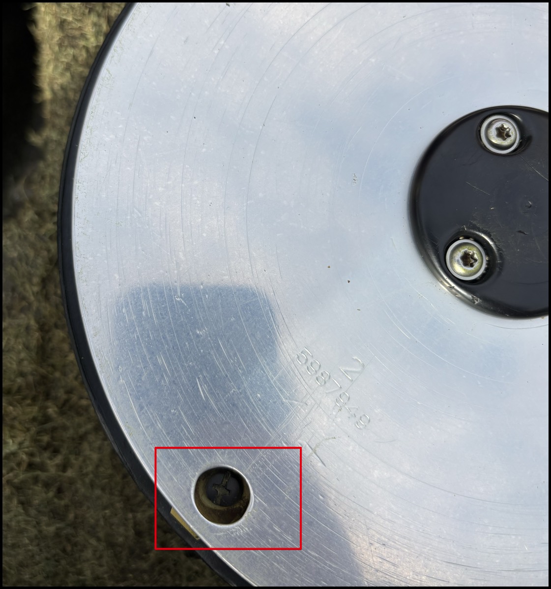ブレードを留めているネジが見える